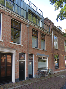 838242 Gezicht op de voorgevel van het pand Gruttersdijk 41 te Utrecht, met boven de ingang een glas-in-loodraam met de ...